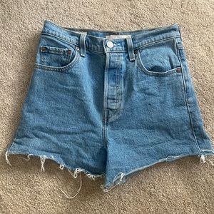 Levis ribcage shorts